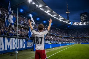 Premier League Bundesliga Vergleich: Finanzkraft, Spielstil & Fankultur